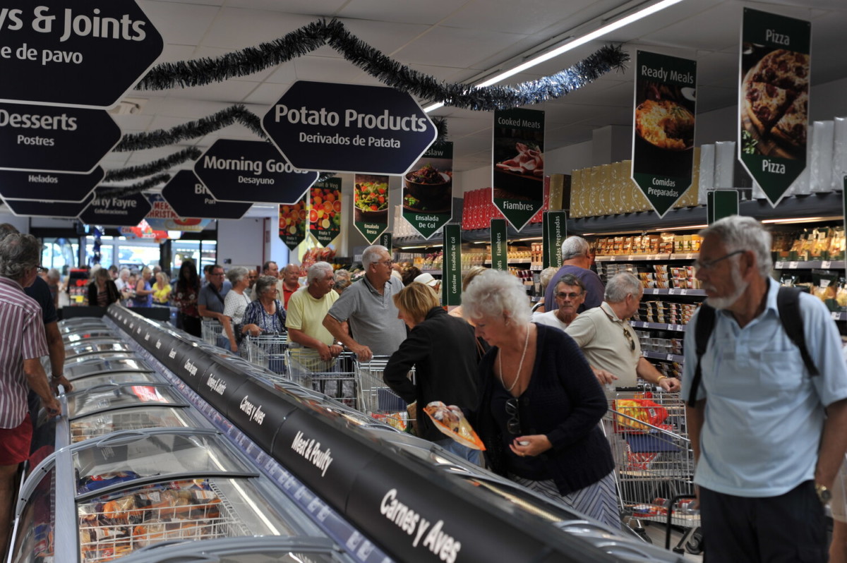 Brits shopping in a Mijas supermarket.